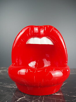 Lip container red