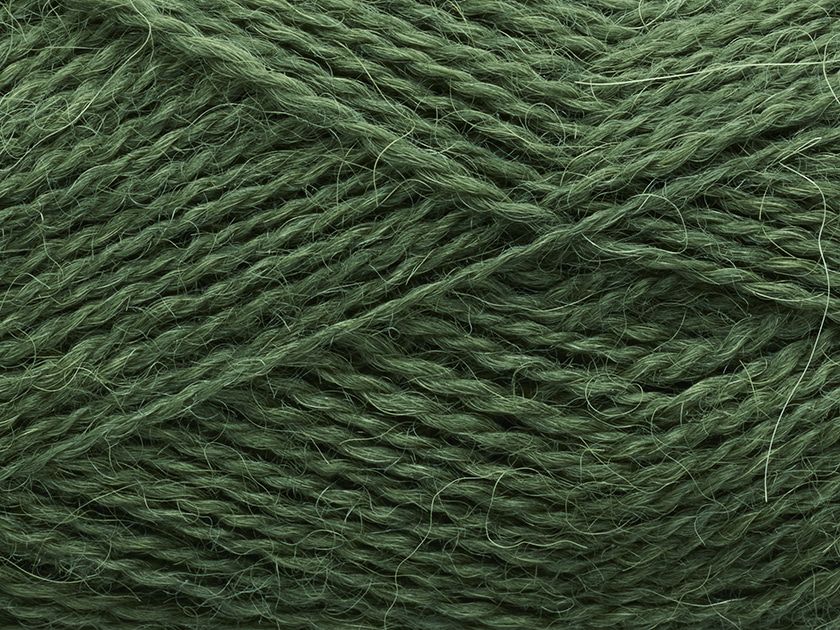 En närbild på Filcolanas tunna alpackagarn Alva i grönt
