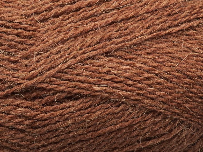 En närbild på Filcolanas tunna alpackagarn Alva i brunt