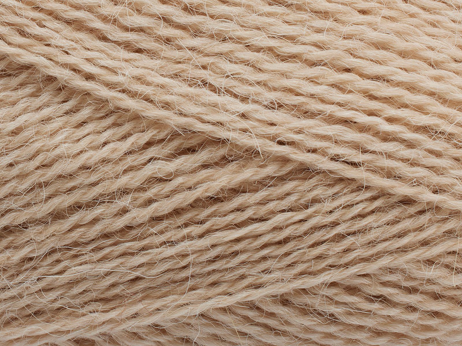 En närbild på Filcolanas tunna alpackagarn Alva i sandbeige