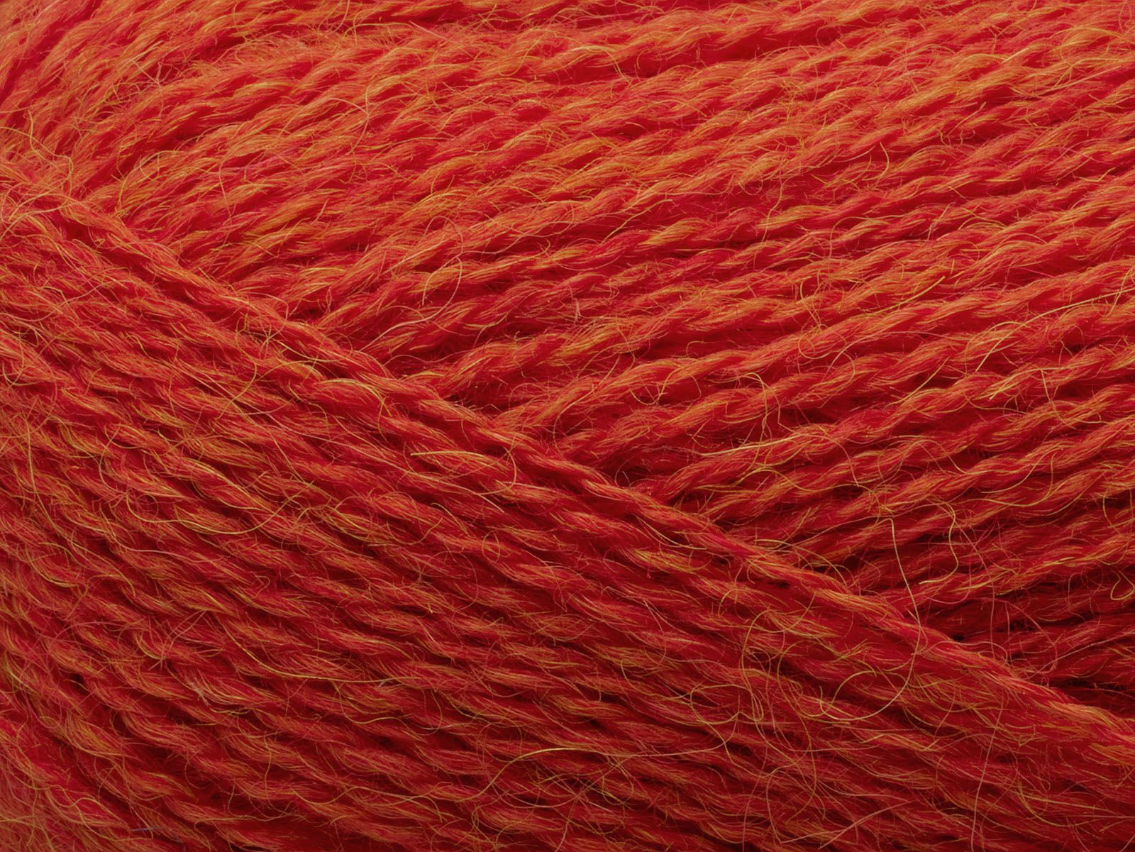 En närbild på Filcolanas tunna alpackagarn Alva i orange
