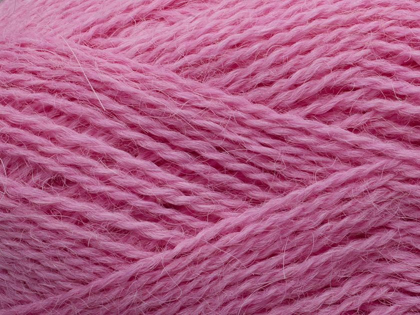En närbild på Filcolanas tunna alpackagarn Alva i rosa