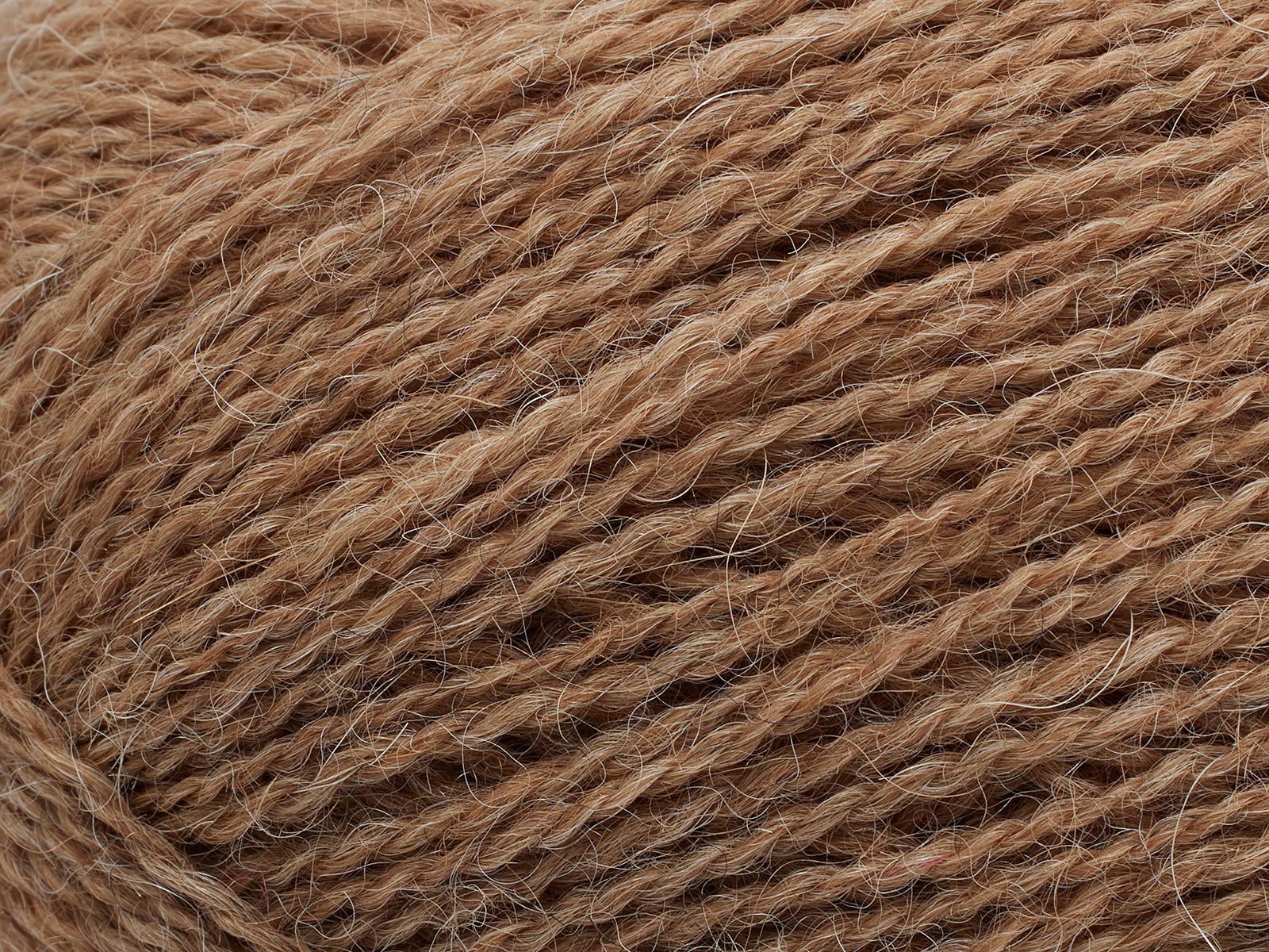 En närbild på Filcolanas tunna alpackagarn Alva i ljusbrunt beige