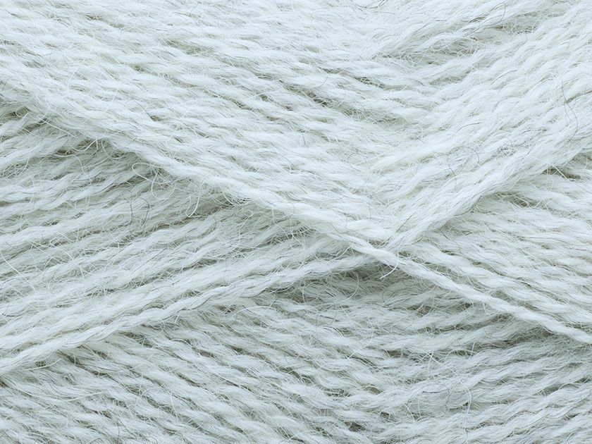 En närbild på Filcolanas tunna alpackagarn Alva i ljusgrått