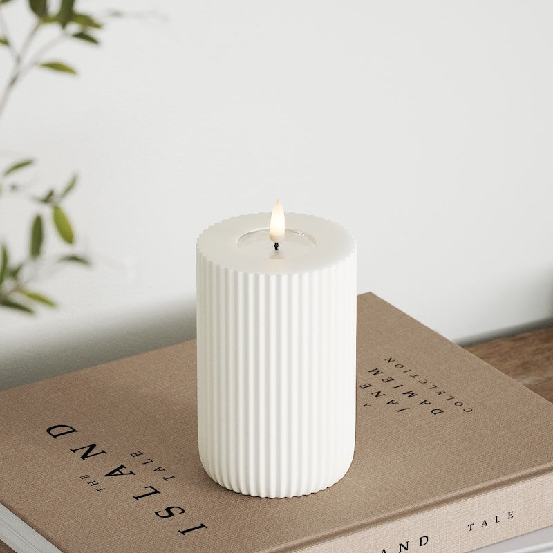 Deluxe Homeart - Blockljus Solid Stripe - Vit - 8x12,5 cm