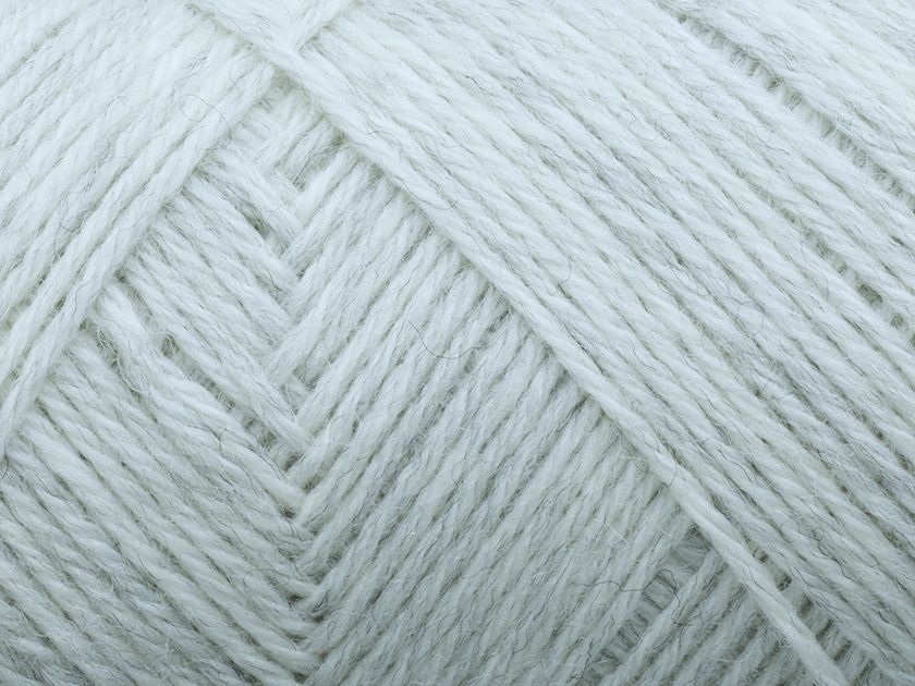En närbild på ett nystan av Filcolanas garn Arwetta i merinoull i ljusgrått