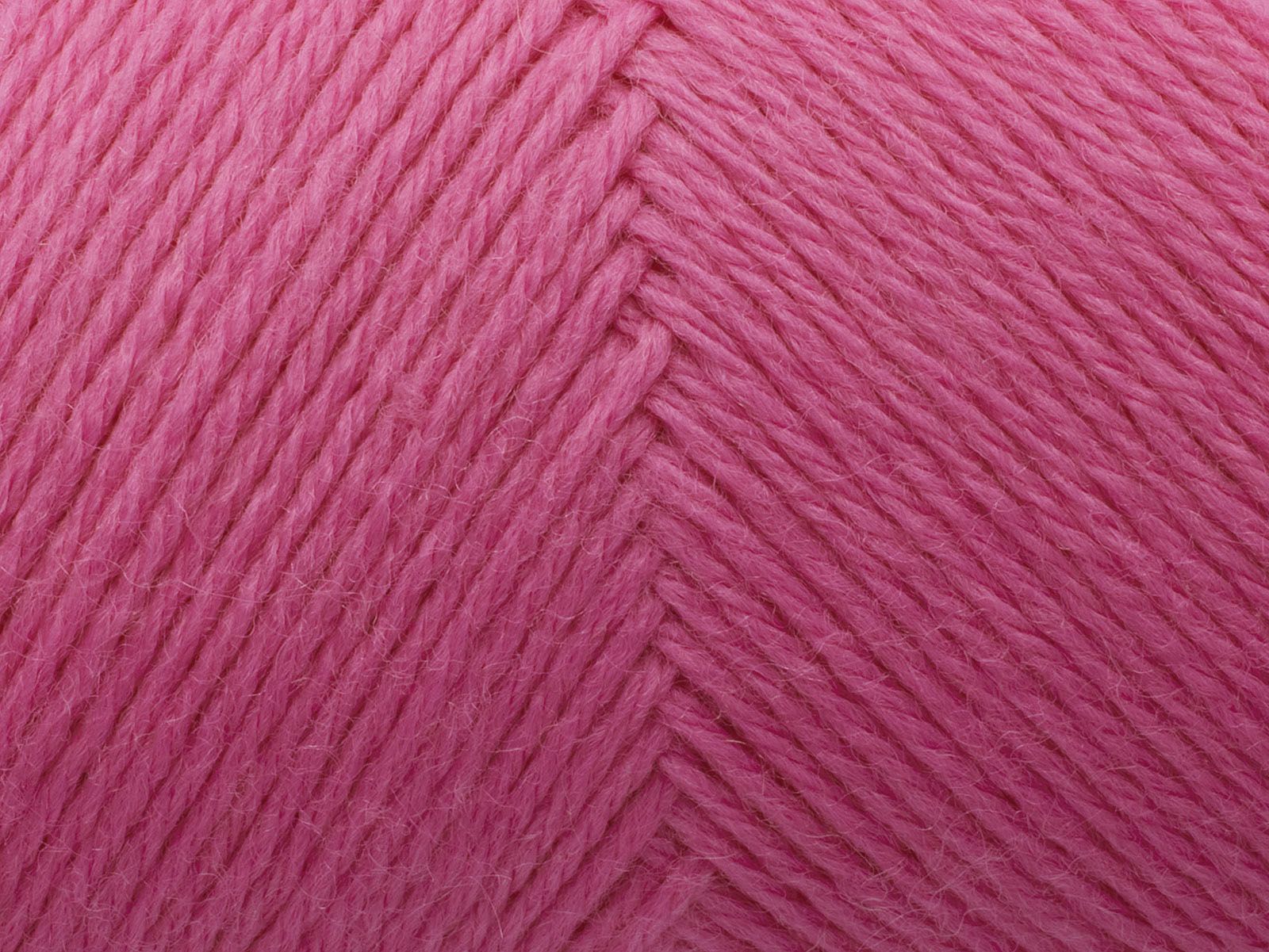 En närbild på ett nystan av Filcolanas garn Arwetta i merinoull i rosa