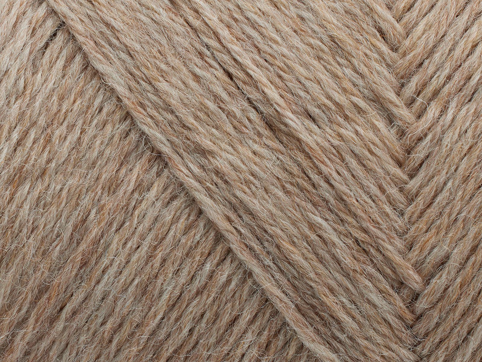 En närbild på ett nystan av Filcolanas garn Arwetta i merinoull i beige