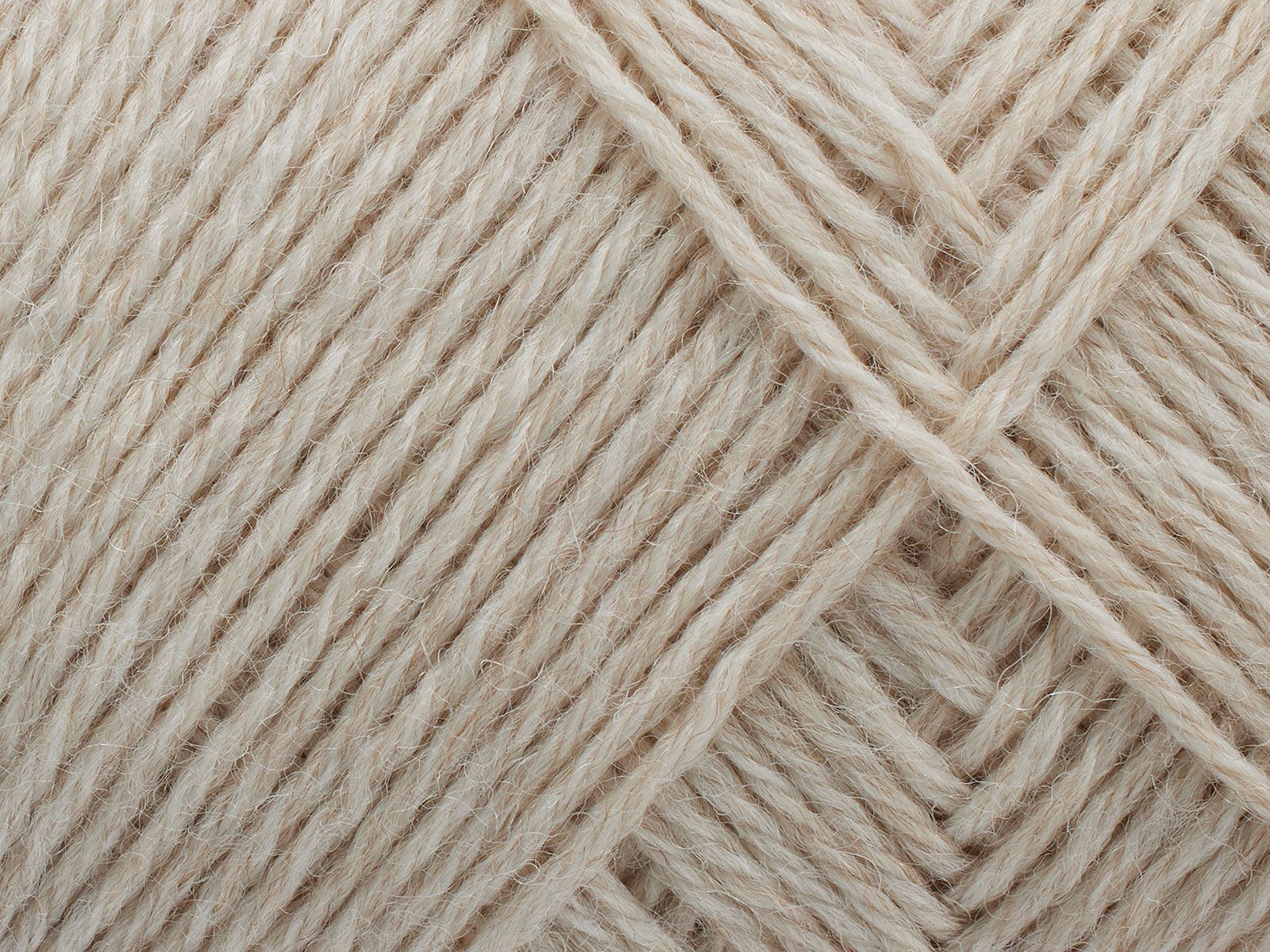 En närbild på ett nystan av Filcolanas garn Arwetta i merinoull i beige