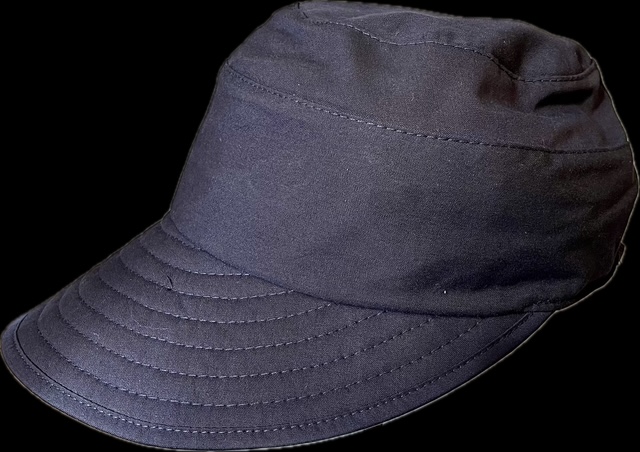 Sommarkeps UV80 navy med bred  mjuk skärm, säljs på Hospitalsgatan 16