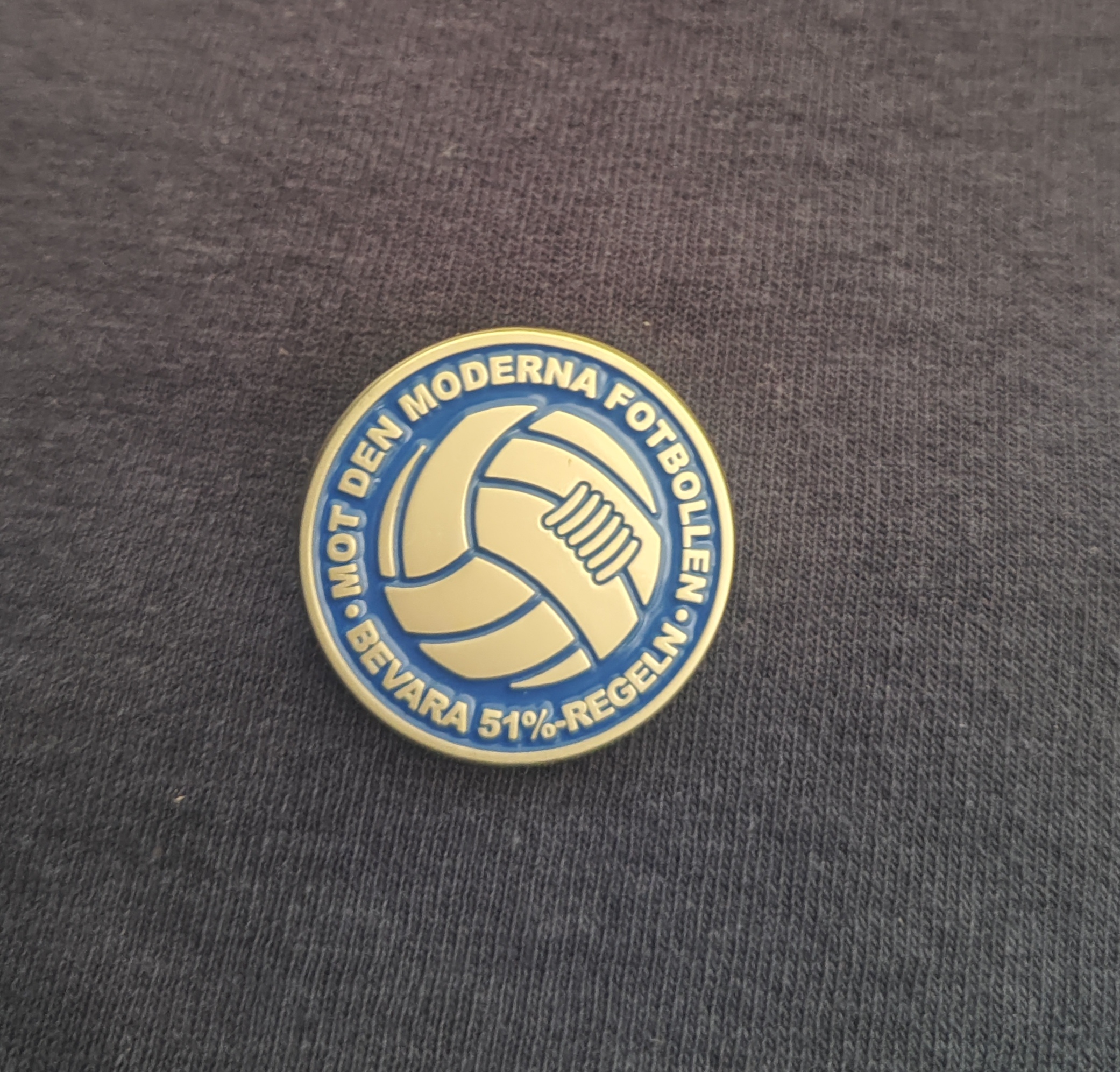 Mot den moderna fotbollen - Metall Pin