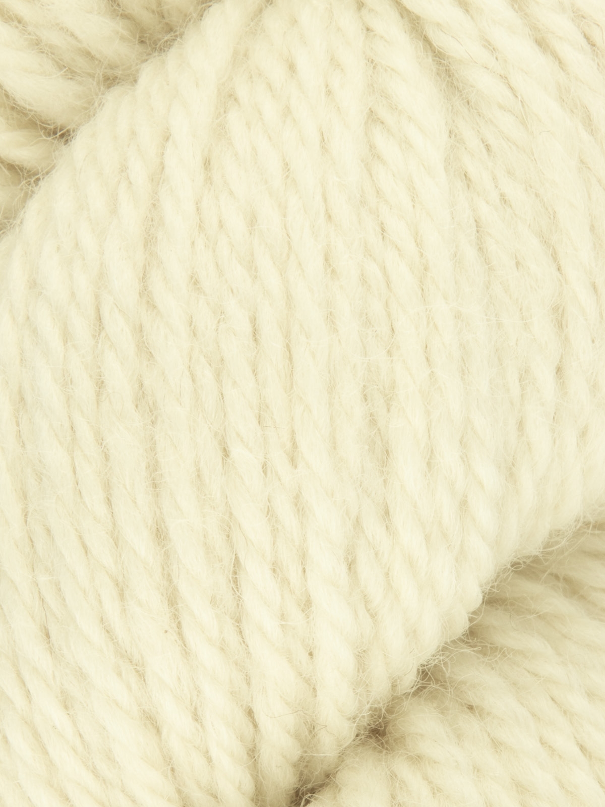 Färg 001 ecru , naturvit , 18m/10 cm Aran  Bluefaced Leicester Fleece 100% brittiskt ullgarn  