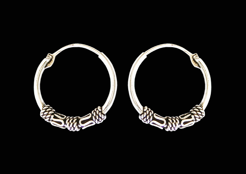 18 mm. Mönstrad öronring i Äkta silver.