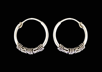 18 mm. Mönstrad öronring i Äkta silver.