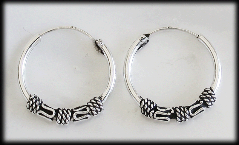 20 mm. Mönstrad öronring i Äkta silver. - 2