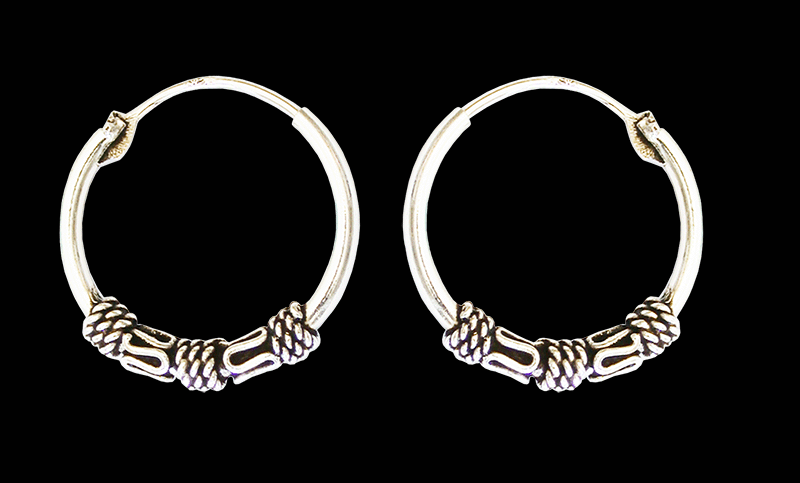20 mm. Mönstrad öronring i Äkta silver.
