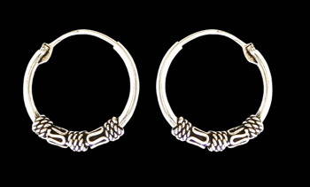 20 mm. Mönstrad öronring i Äkta silver.