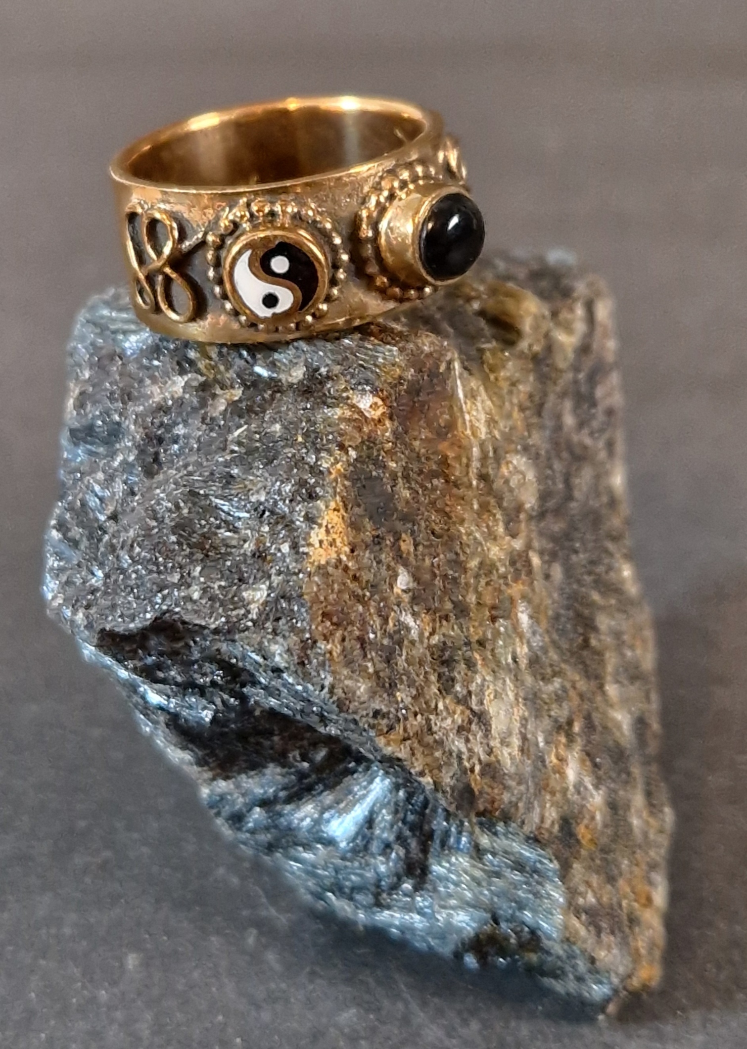 Bronsring med Yin Yang och Cabochon - 2