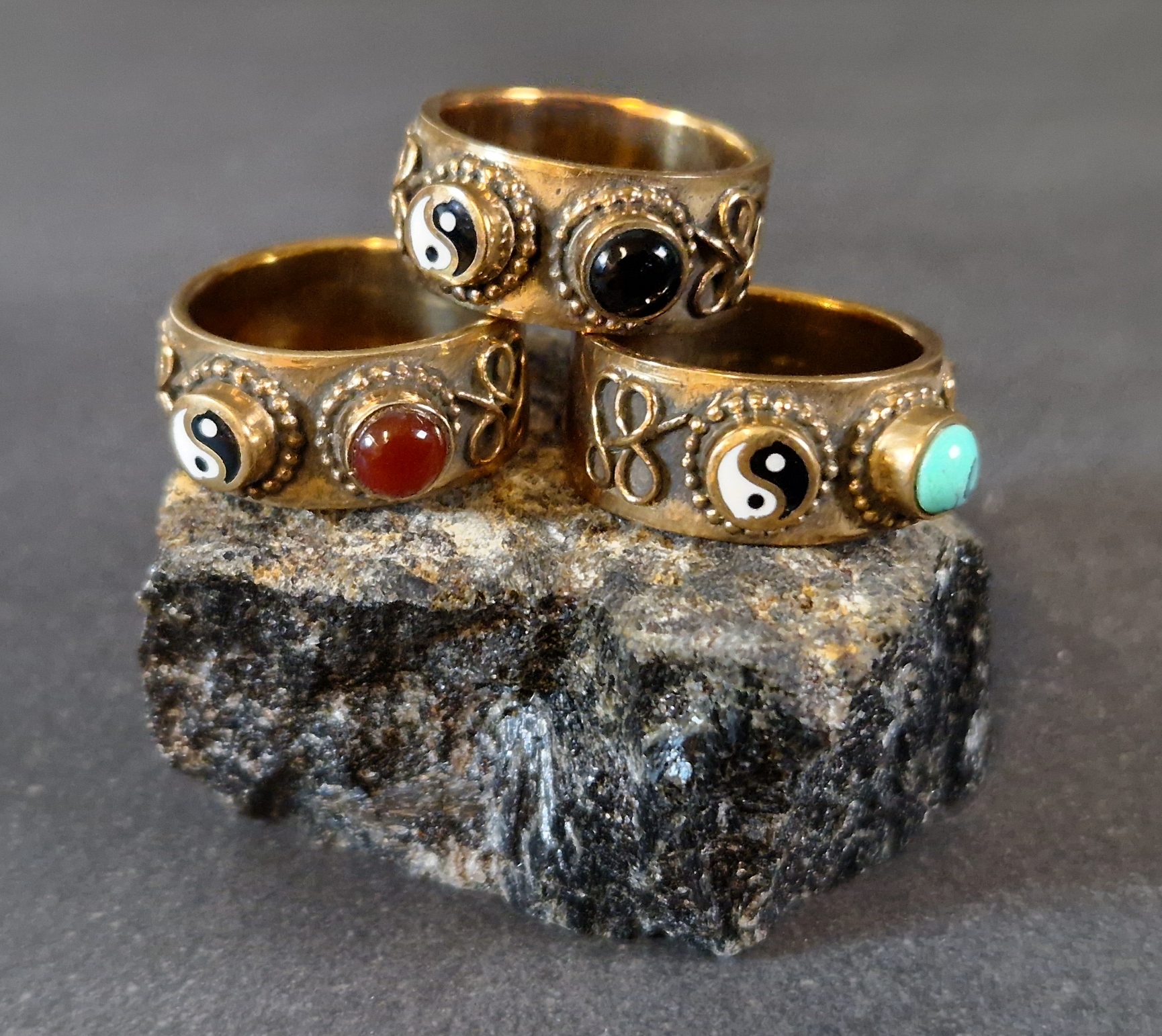 Bronsring med Yin Yang och Cabochon