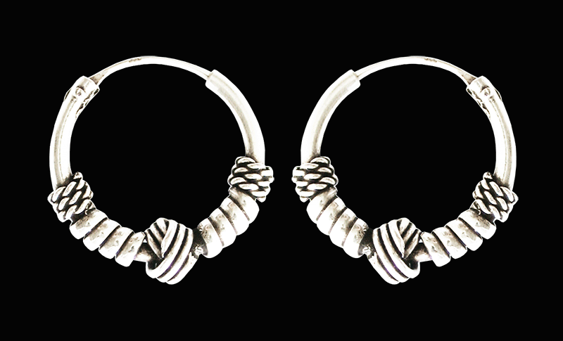 14 mm. Mönstrad öronring i Äkta silver.