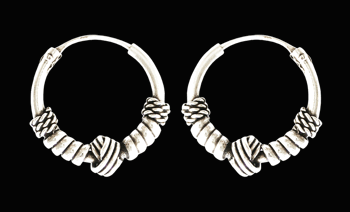 14 mm. Mönstrad öronring i Äkta silver.