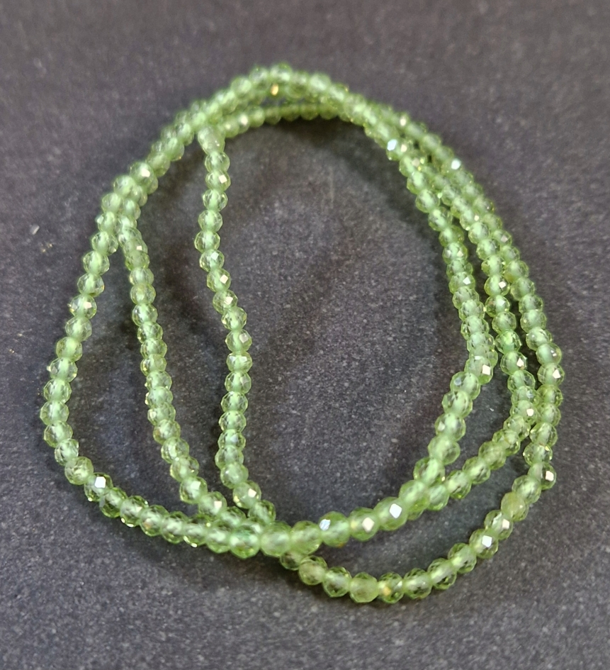 Fasettslipad Peridot, Armband på elastiskt band  - 2mm