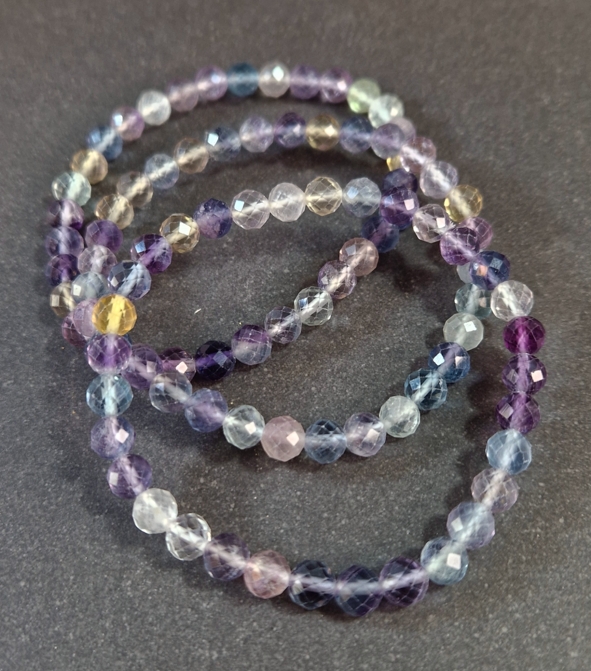 Fasettslipad Mix Fluorit, Armband på elastiskt band - 6mm