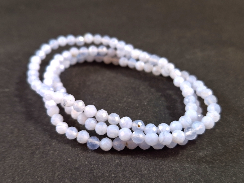 Fasettslipad Blå Kalcedon, Armband på elastiskt band - 4mm