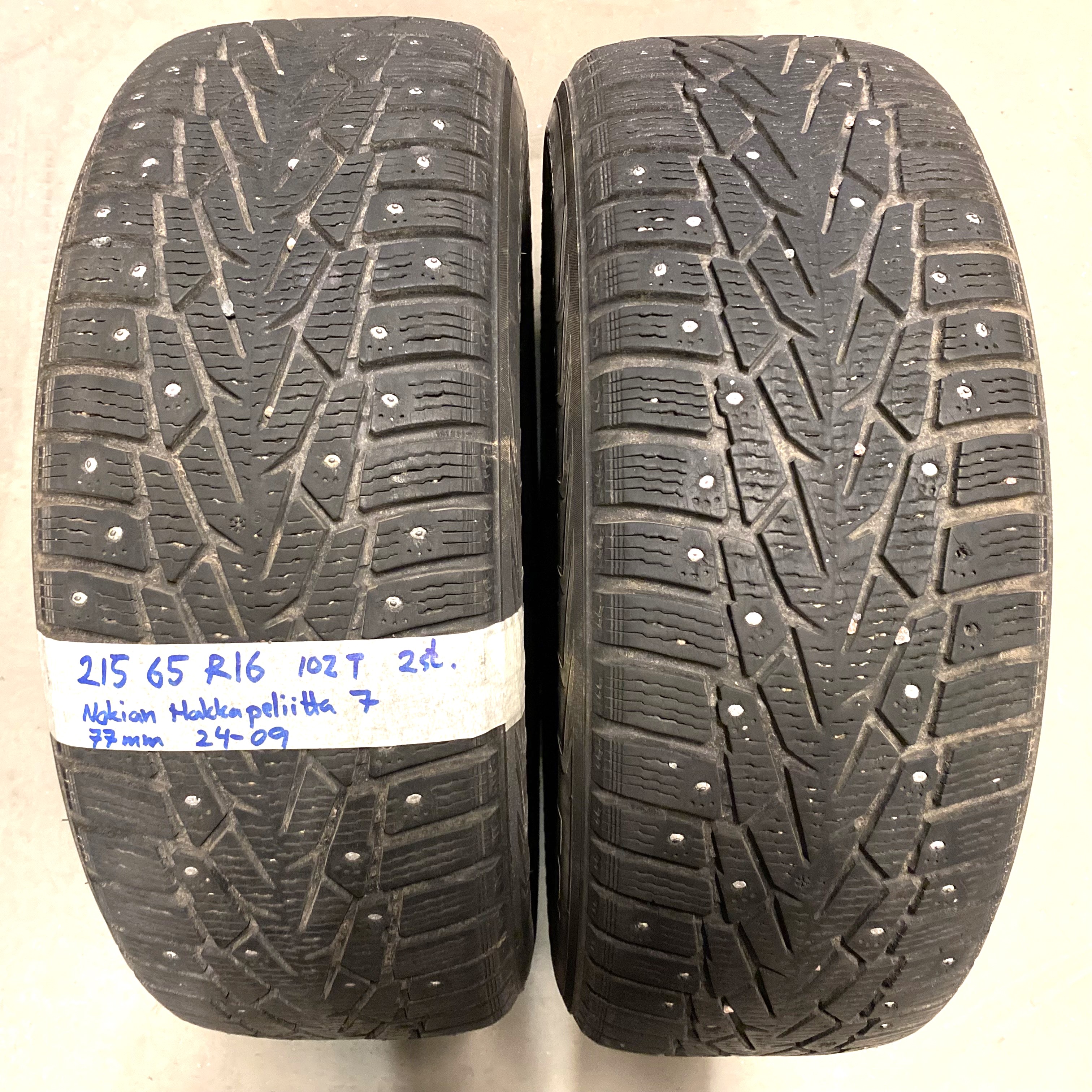 16" BEGAGNADE VINTERDÄCK DUBB | 2 st 215/65 R16 102T Nokian Hakkapeliitta 7 | V24-09 | 7|7 mm | A-2