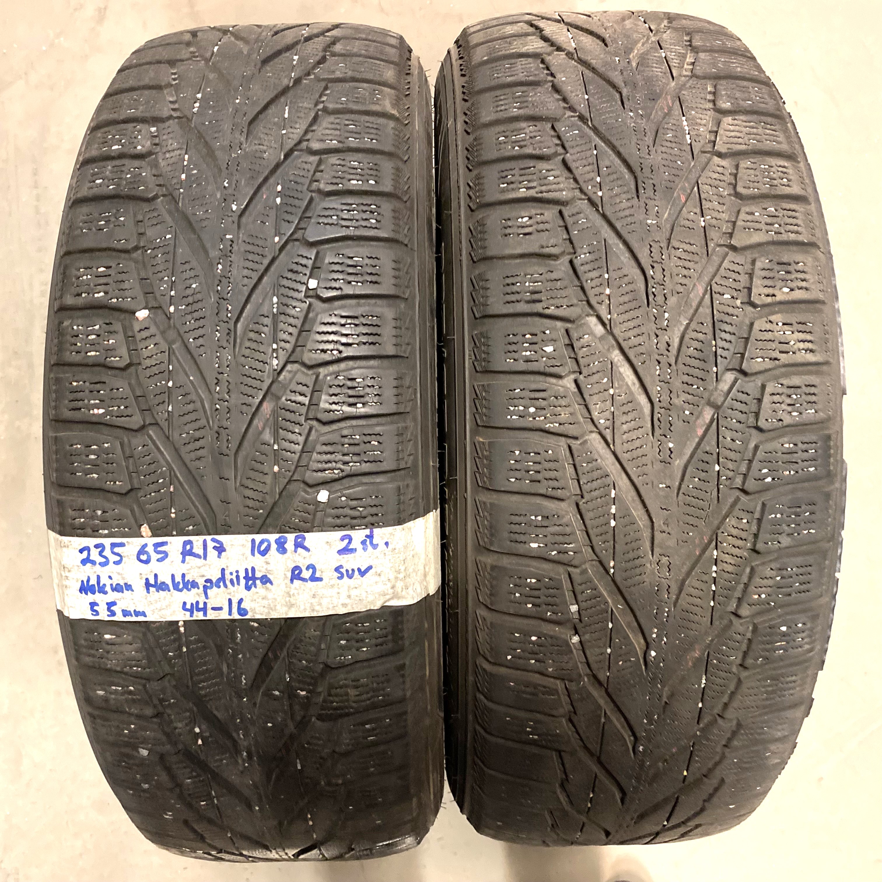 17" BEGAGNADE VINTERDÄCK M+S | 2 st 235/65 R17 108R Nokian Hakkapeliitta R2 SUV | V44-16 | 5|5 mm | A-4