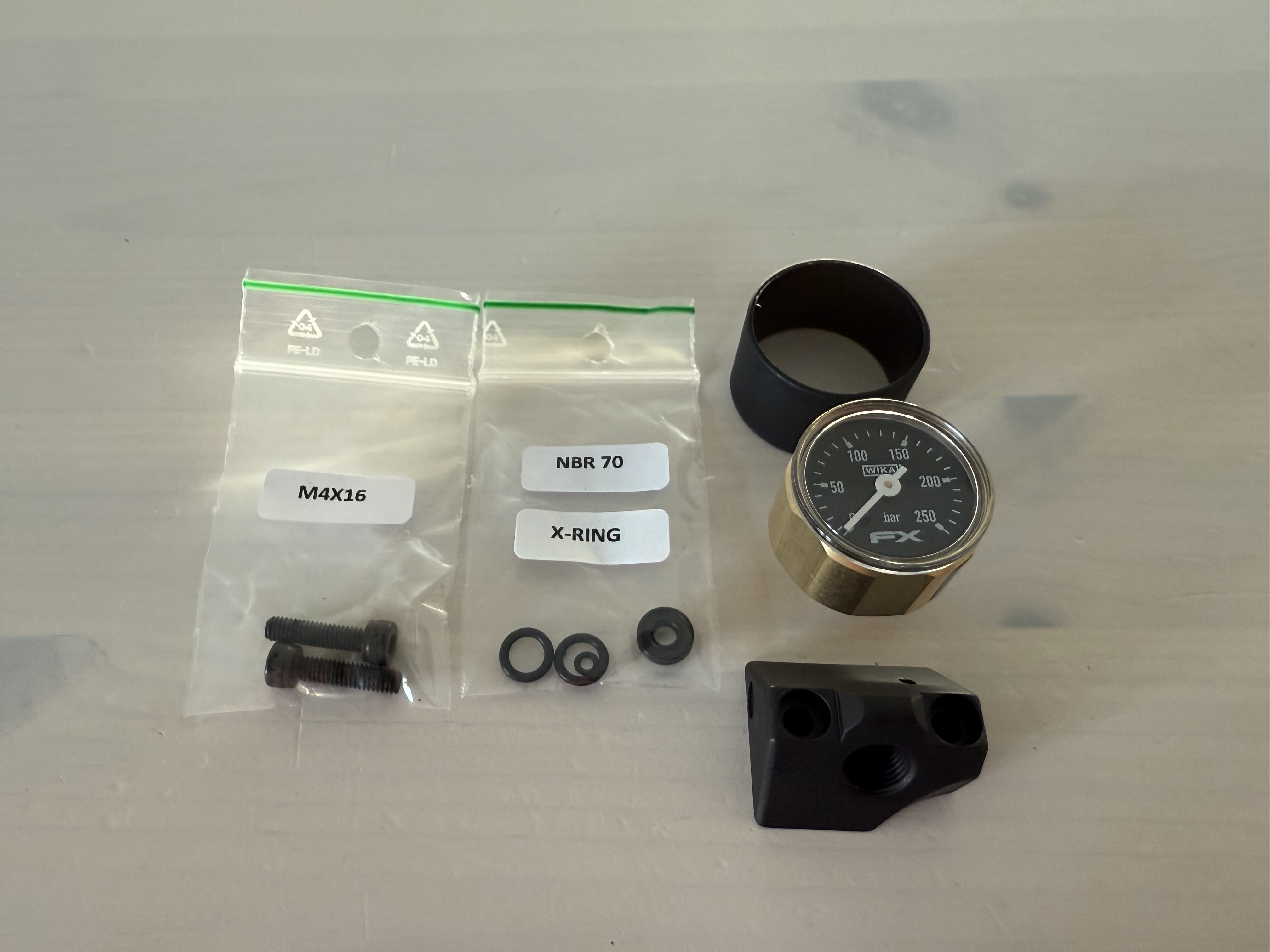 FX Airguns Angled manometer mount with gauge - BaraLuftvapen.se