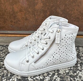 Hög sneakers med luftig perforerat skinn med blixtlås från Andrea Conti, vit