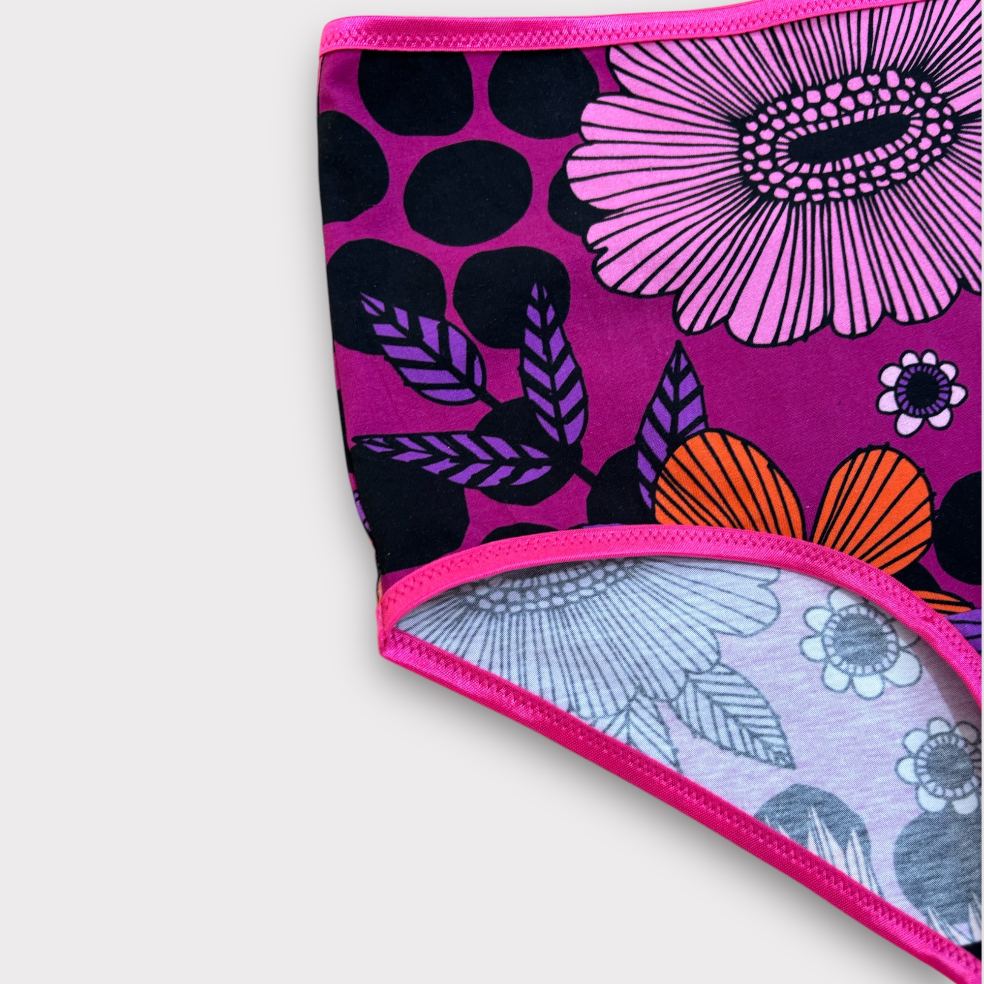 Trosa med hög midja ”Flower pop” cerise