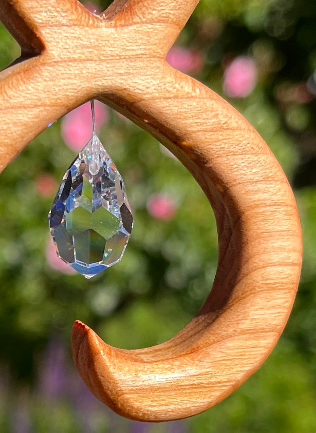 Buddha fönsterdekoration i naturligt trä med regnbåge kristall  från Sternengasse GmbH - 2