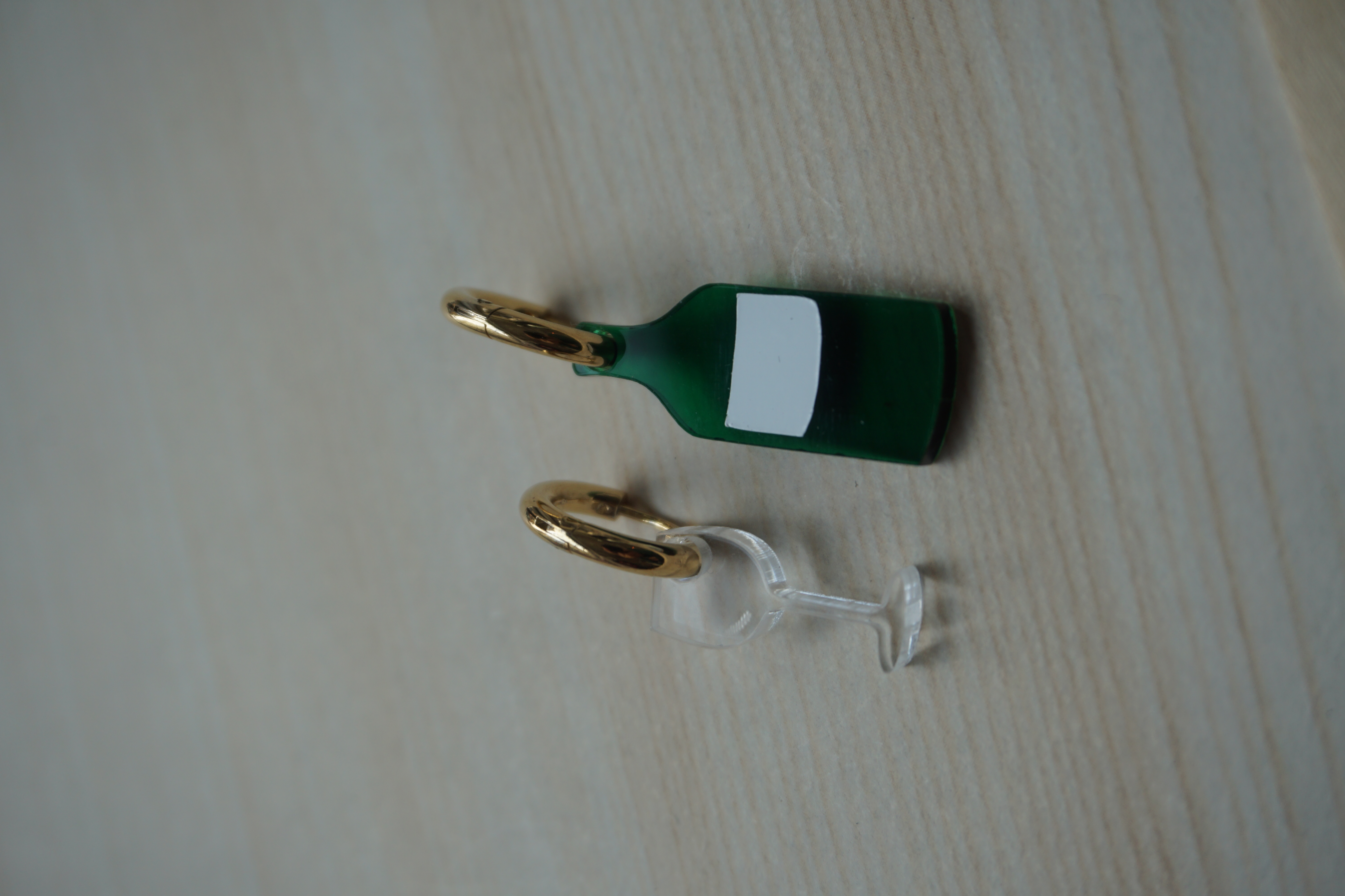 Vinflaska med glas hänge