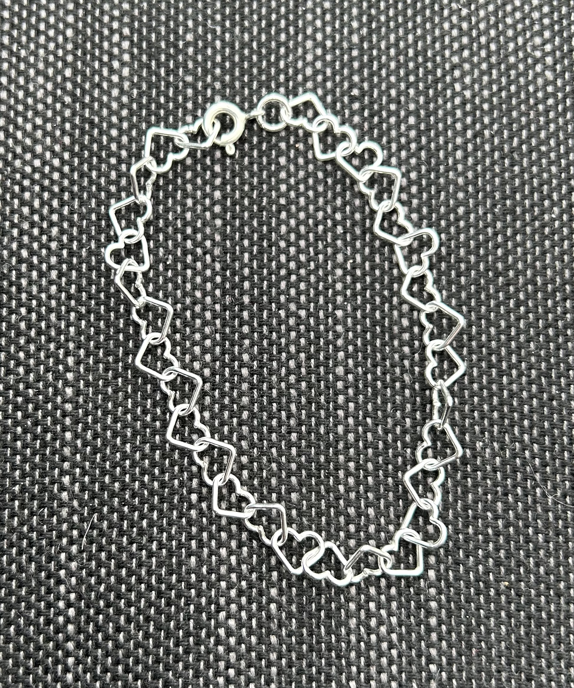 Armband hjärta på rad äkta silver. Stora hjärta