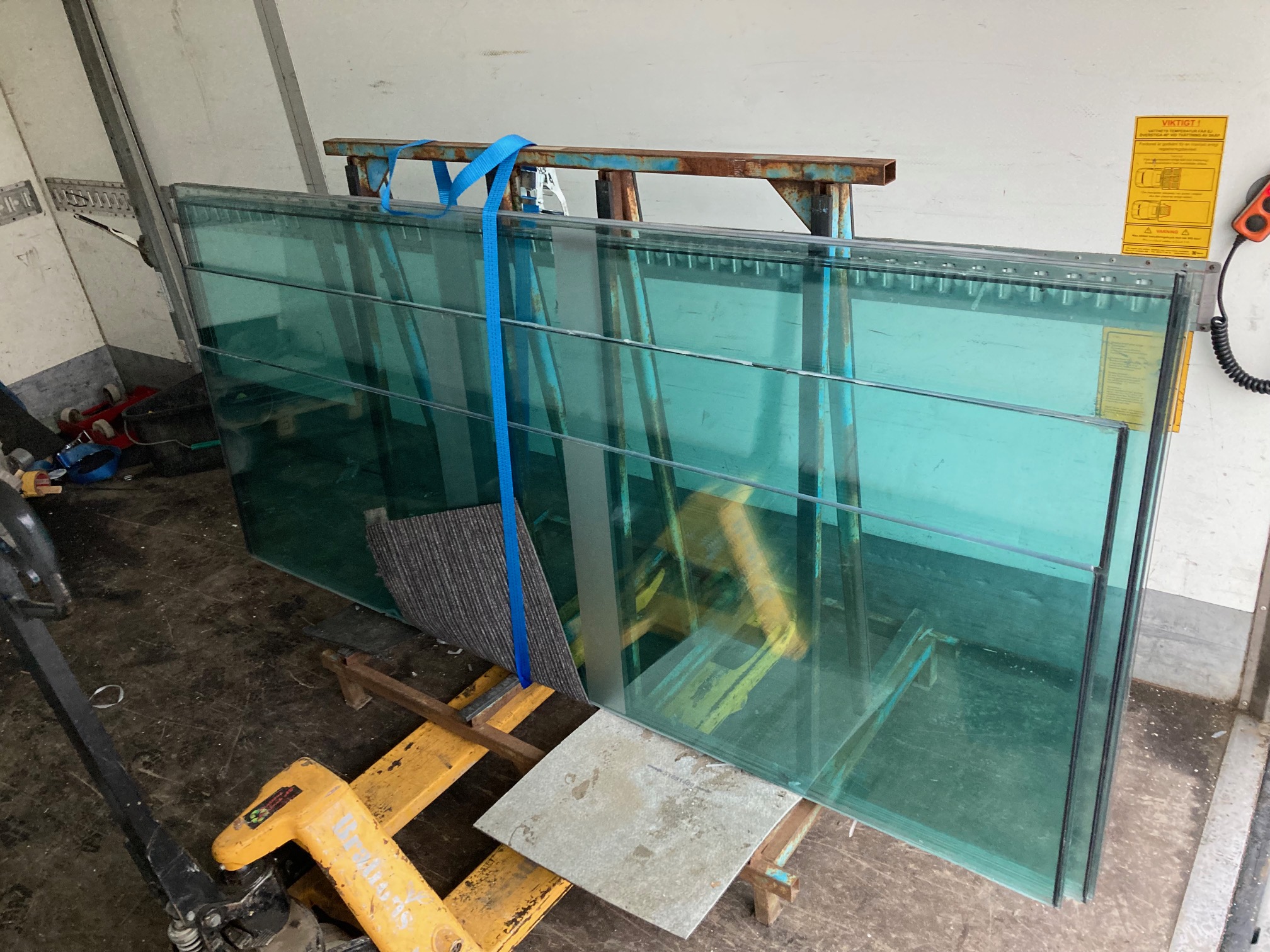 Glaspartier / Härdat glas 10mm (ca 226x225cm) - 4
