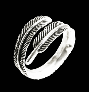 Ännu en ställbar silverring med en fjäder.