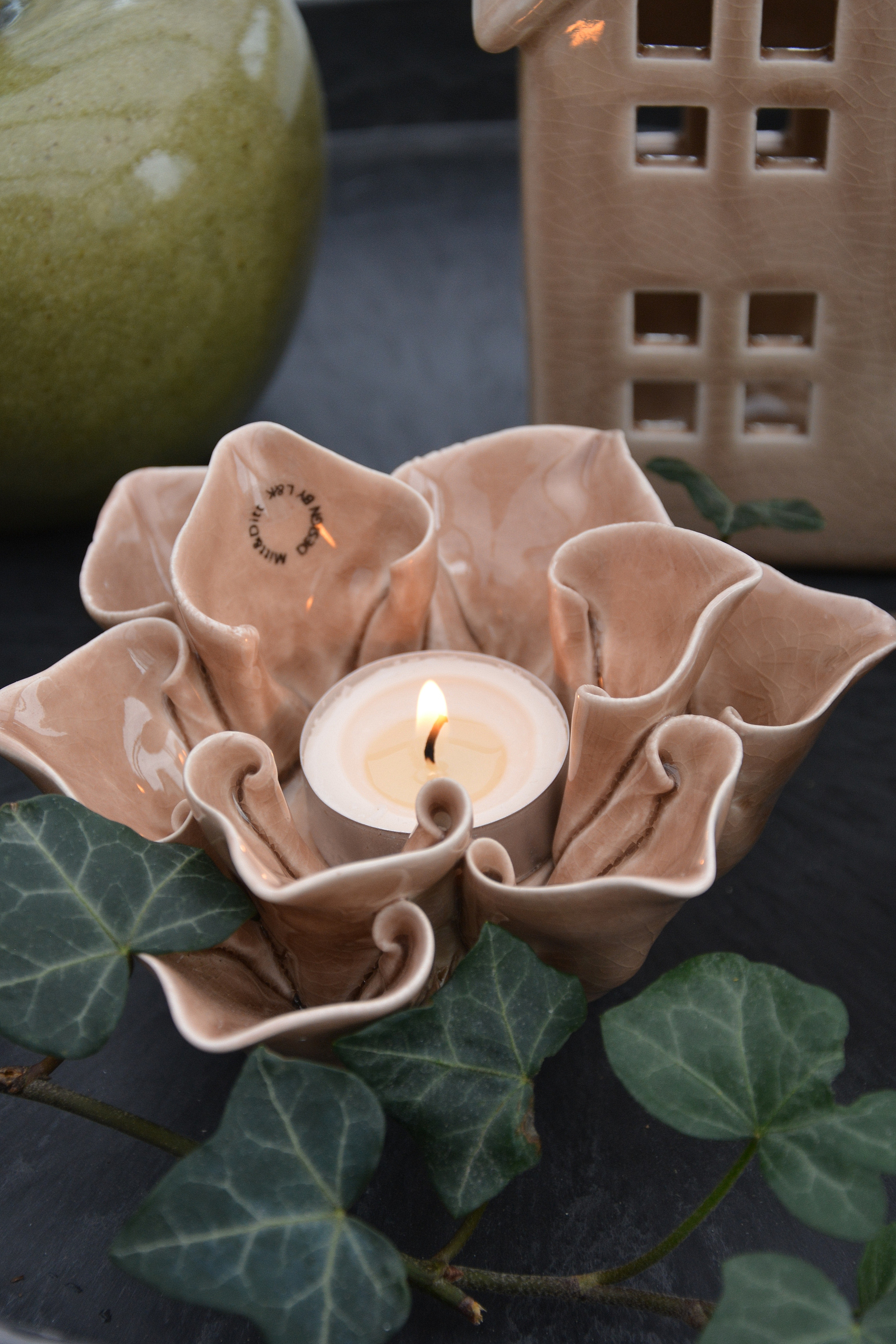 Ljuslykta blomma i beige keramik 13,5 cm