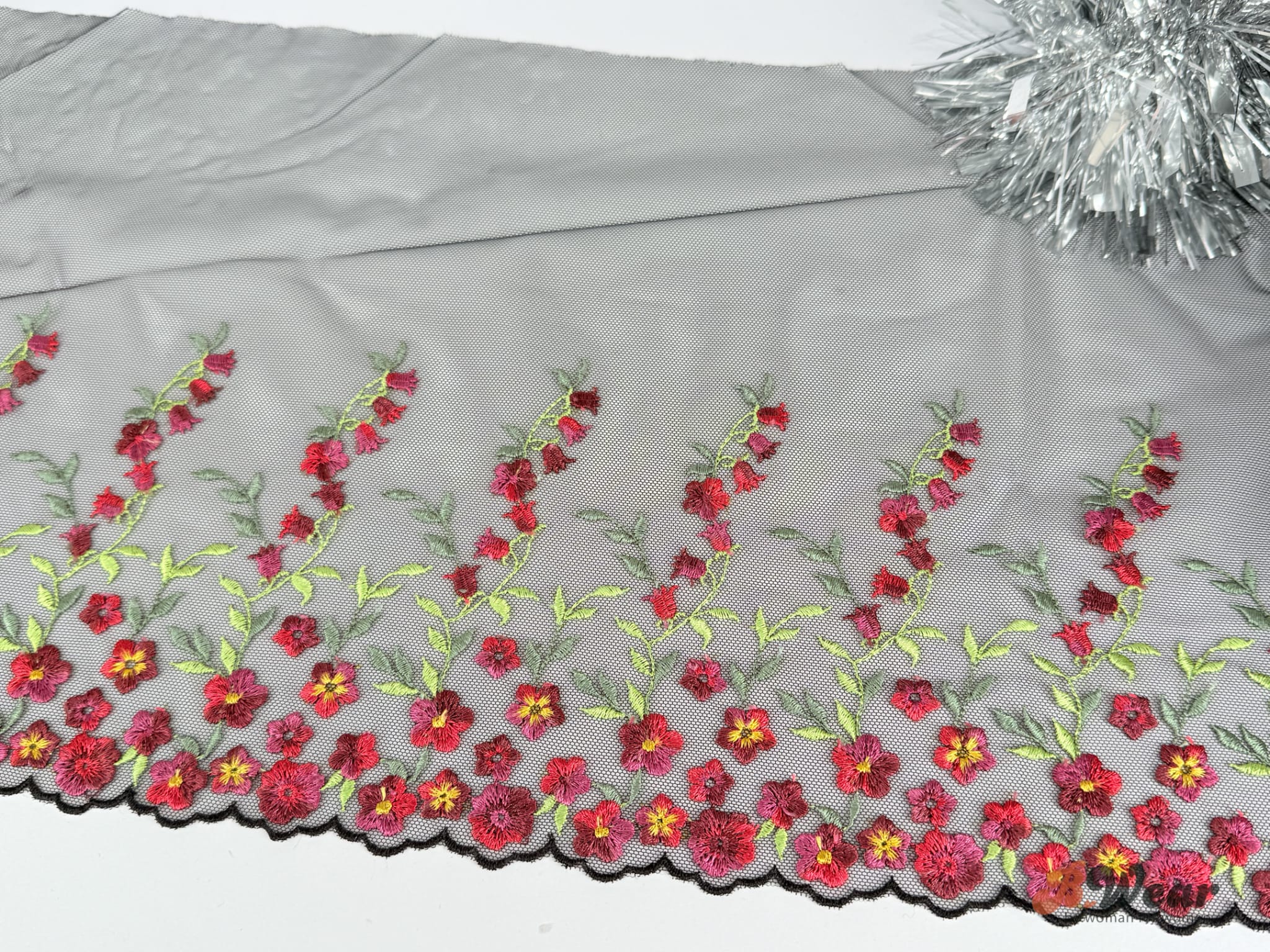Vacker svart stum spets med blommor i höstrött - 23 cm - 3