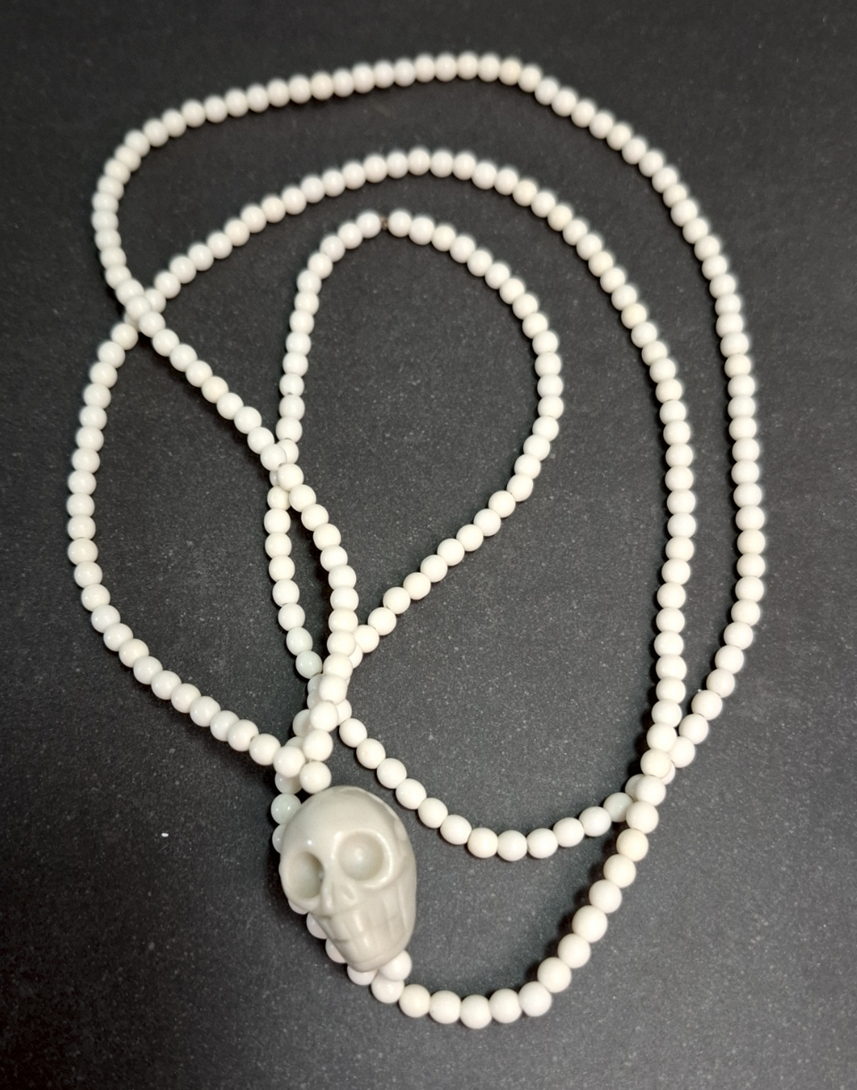 Vit Jade halsband med Skalle