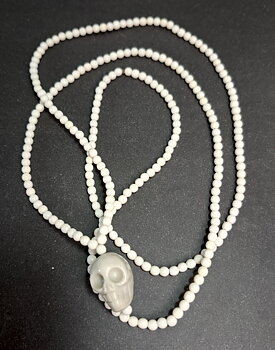 Vit Jade halsband med Skalle