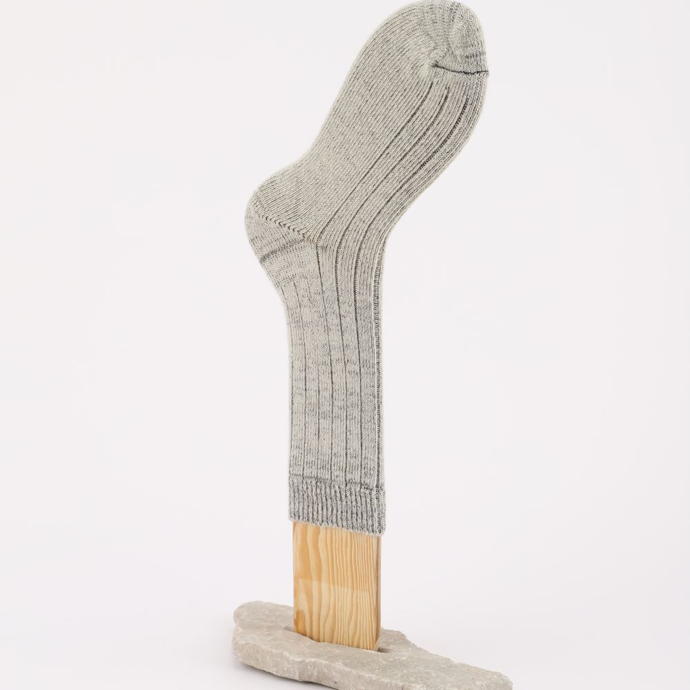 Tjock socka av mohair i ljusgrått 