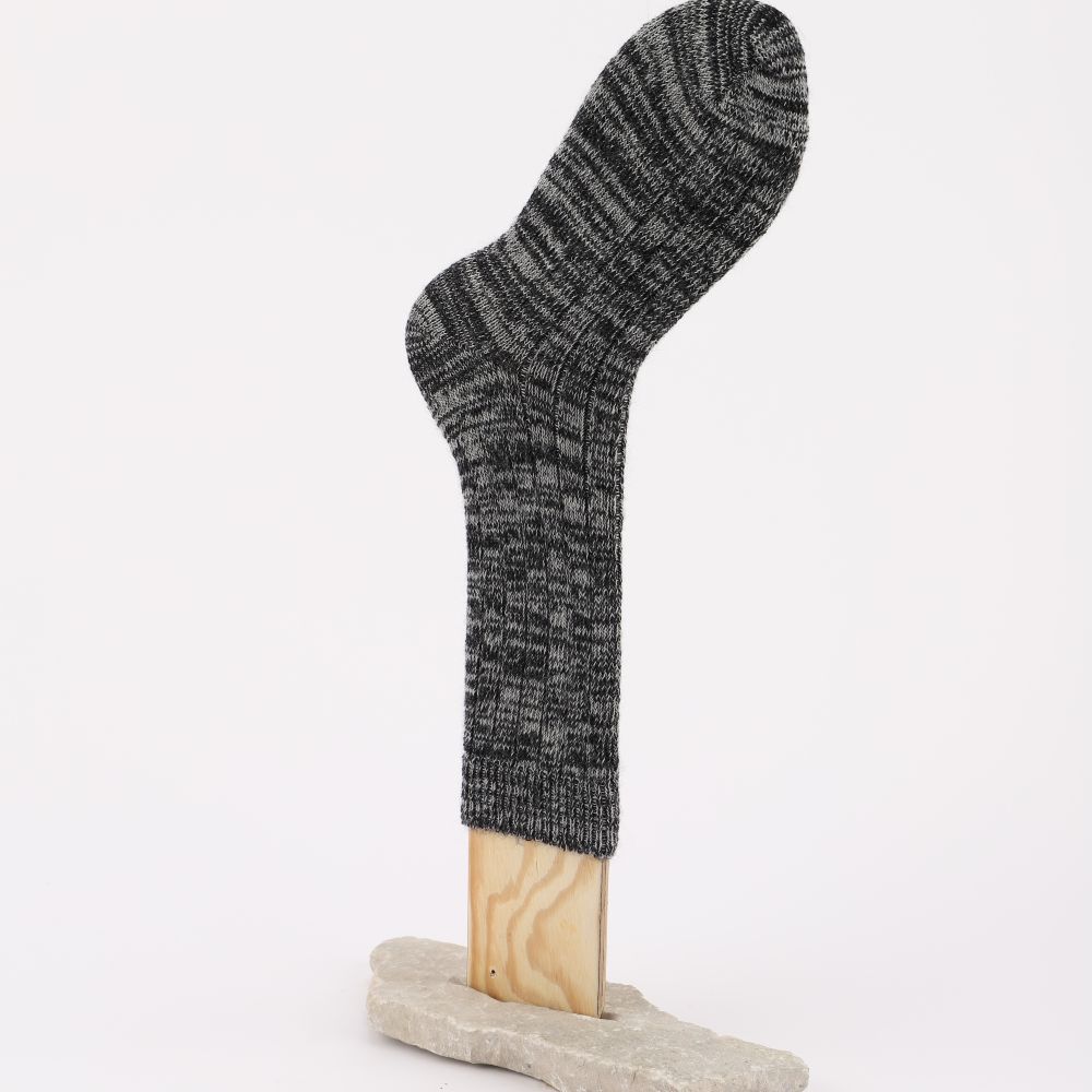 Tjock socka av mohair i salt o pappar