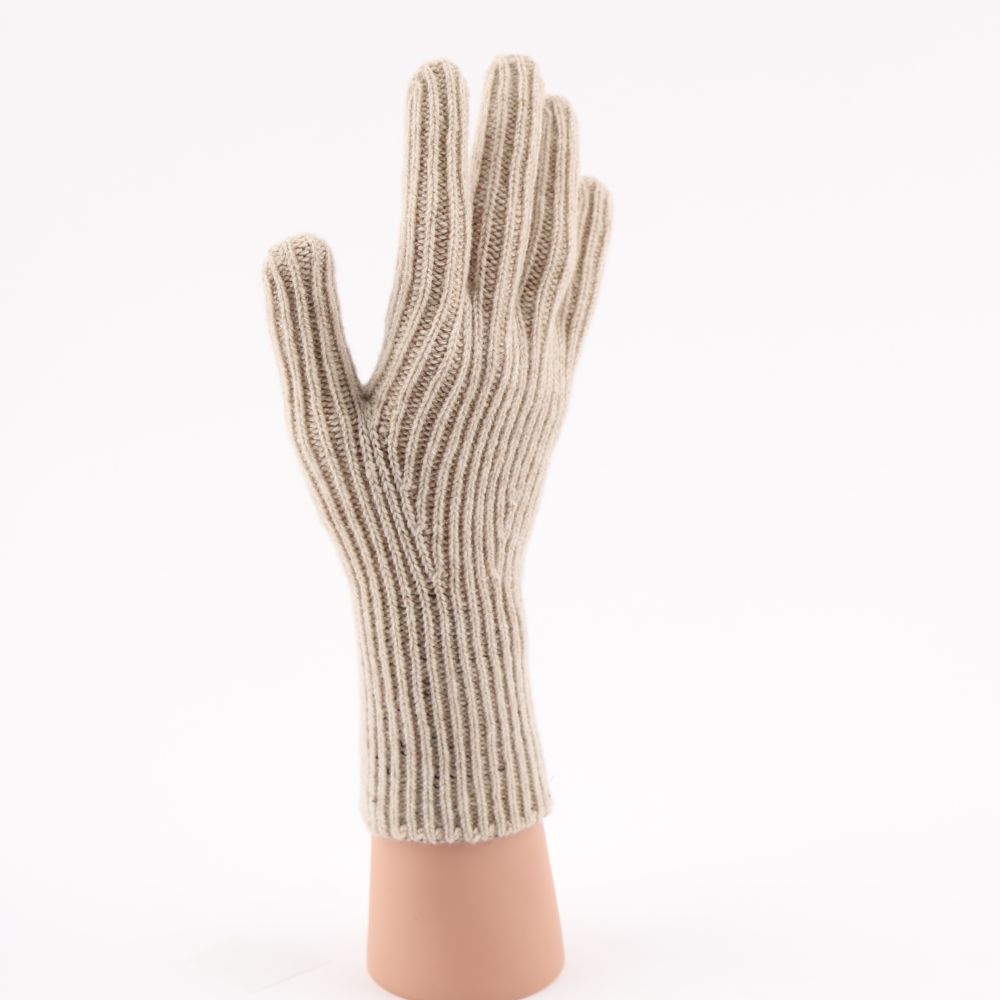 Ribbstickad fingervante av lammull i beige