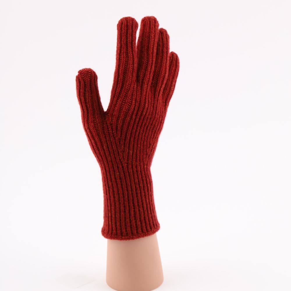 Ribbstickad fingervante av lammull i rost