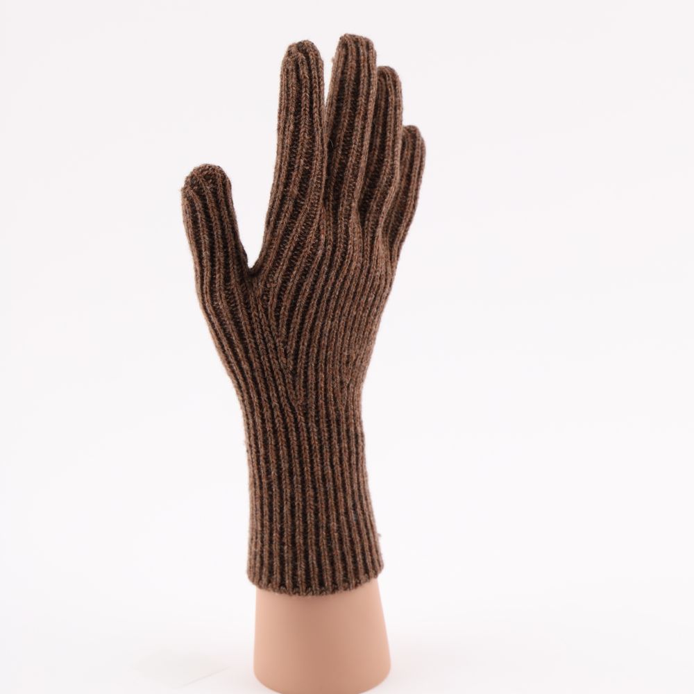 Ribbstickad fingervante av lammull i brun