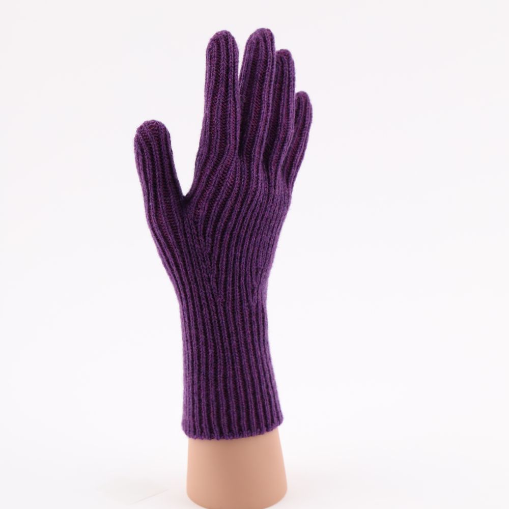Ribbstickad fingervante av lammull i lila