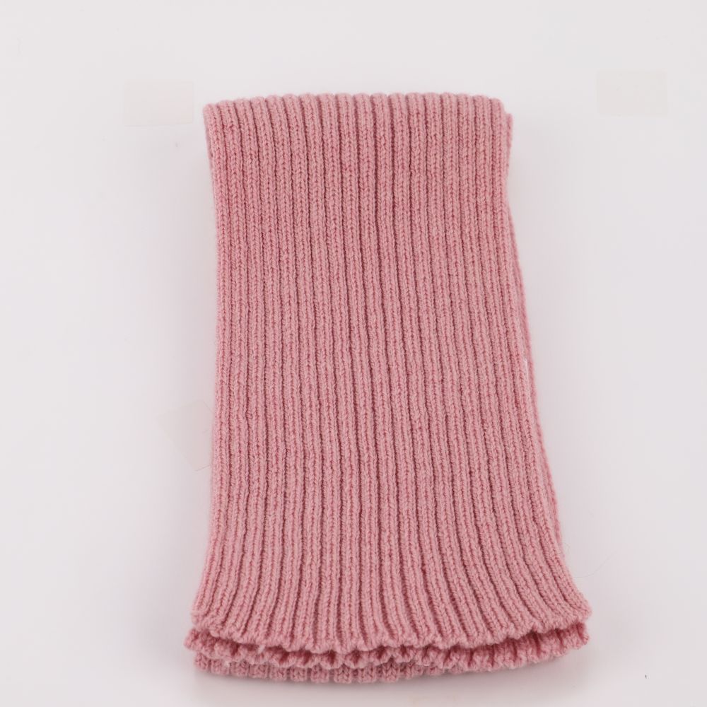 Ribbstickad barnhalsduk av merinoull i färgen rosa