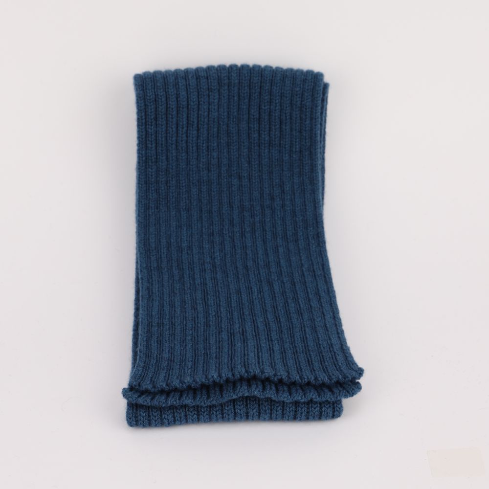 Ribbstickad barnhalsduk av merinoull i färgen blue